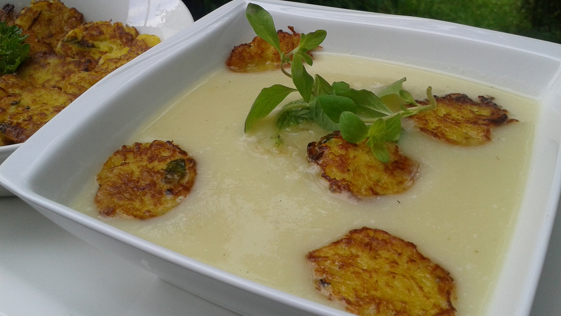 Krémová květáková polévka s bramboráčky