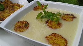 Krémová květáková polévka s bramboráčky