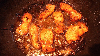 Kuřecí bagetky na grilu, usmažené maso