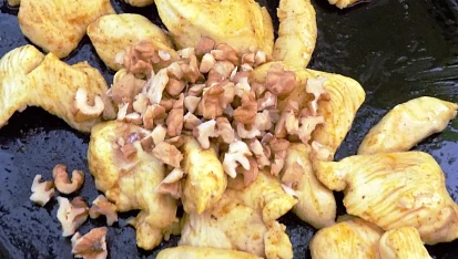 Kuřecí soté s pařenými bochánky