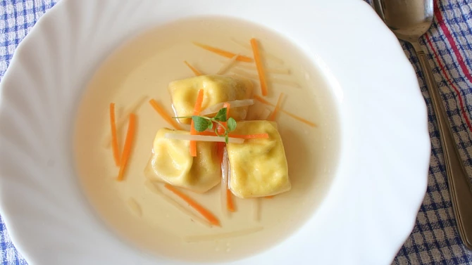 Kuřecí vývar s domácími tortellinkami a kořenovou zeleninou