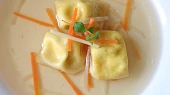 Kuřecí vývar s domácími tortellinkami a kořenovou zeleninou