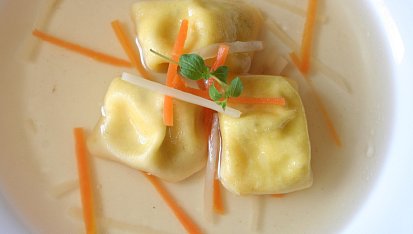 Kuřecí vývar s domácími tortellinkami a kořenovou zeleninou