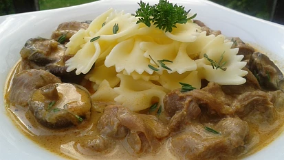 Kuřecí žaludky s houbami na česneku