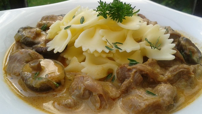 Kuřecí žaludky s houbami na česneku