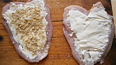 Kuřecí závitky s máslovou šťávou, Prsa rozkrojíme do tvaru kniny,naklepeme okořeníme,rozetřeme sýr a posypeme nastrouhanými ořechy
