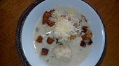 Květáková polévka s osmaženými cibulovými kotoučky a česnekovými krutonky