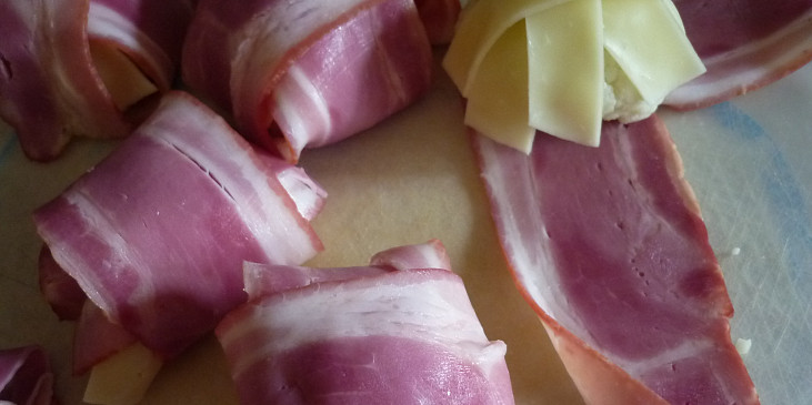Květákové růžičky zapečené se sýrem a slaninou v mletém masu