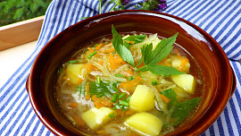 Letní lehká polévka z brambor, kedlubny a mrkve