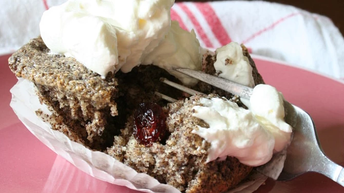 Makové muffiny s brusinkami