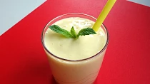 Mango lassi (indický jogurtový nápoj)