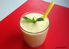 Mango lassi (indický jogurtový nápoj)