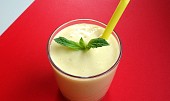 Mango lassi (indický jogurtový nápoj)