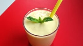 Mango lassi (indický jogurtový nápoj)