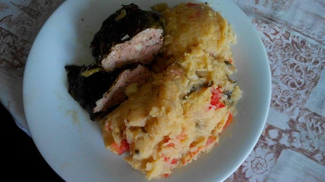 Mangoldový závitek s mletým masem a tříbarevnou lepenicí