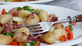 Máslové opečené gnocchi se šunkou, pórkem a sýrem