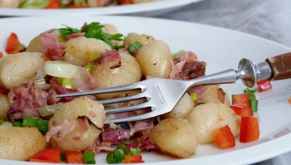 Máslové opečené gnocchi se šunkou, pórkem a sýrem