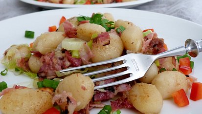 Máslové opečené gnocchi se šunkou, pórkem a sýrem