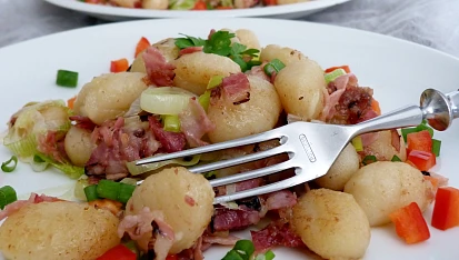 Máslové opečené gnocchi se šunkou, pórkem a sýrem