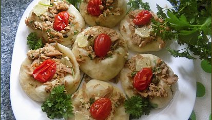 Minipizzy s tuňákem a citronem