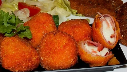 Mozzarelové kuličky v parmazánové strouhance