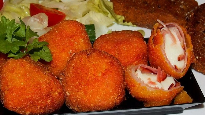 Mozzarelové kuličky v parmazánové strouhance