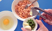 Nadívané hermelínové měšce, Hmotu ochuťte prolisovaným česnekem, nasekanou bazalkou a nakonec ji spojte jedním vejcem. Opět vše dobře promíchejte