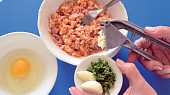 Nadívané hermelínové měšce, Hmotu ochuťte prolisovaným česnekem, nasekanou bazalkou a nakonec ji spojte jedním vejcem. Opět vše dobře promíchejte