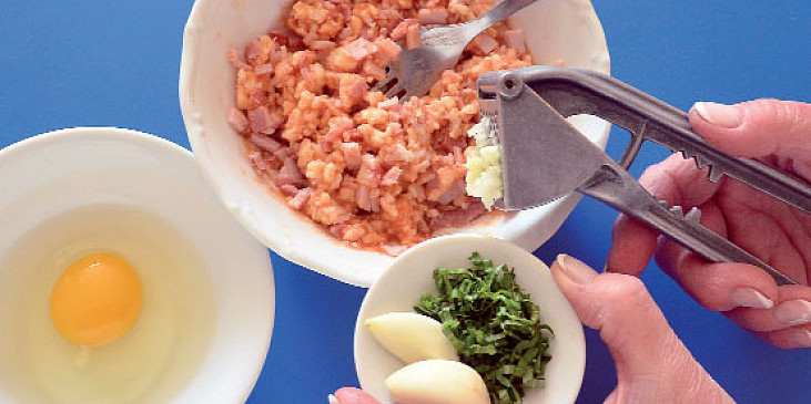 Hmotu ochuťte prolisovaným česnekem, nasekanou bazalkou a nakonec ji spojte jedním vejcem. Opět vše dobře promíchejte