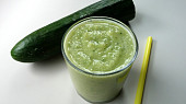 Osvěžující okurkové smoothie s kokosovou moukou