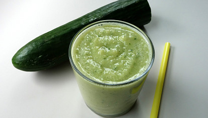 Osvěžující okurkové smoothie s kokosovou moukou