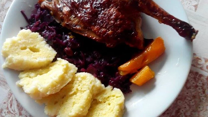 Pečená kachní stehna na medu, s červeným zelím a bramborovým knedlíkem