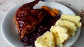 Pečená kachní stehna na medu, s červeným zelím a bramborovým knedlíkem