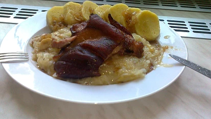 Pečené uzené koleno s černým pivem