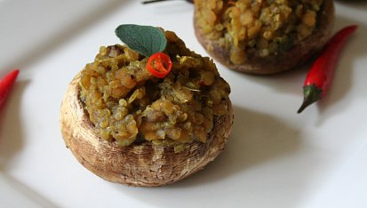 Pečené žampiony plněné quinoou a červenou čočkou s kokosovým mlékem