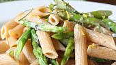 Penne s chřestem a créme fraiche