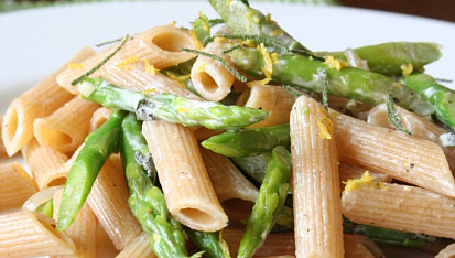 Penne s chřestem a créme fraiche