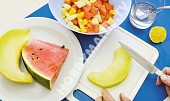 Pestrobarevný melounový dort (4. Dužninu různých druhů melounu zbavenou slupek i jadérek nakrájejte na kostky, jež zakapete citrónovou šťávou a vodkou)