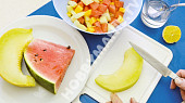 Pestrobarevný melounový dort, 4. Dužninu různých druhů melounu zbavenou slupek i jadérek nakrájejte na kostky, jež zakapete citrónovou šťávou a vodkou