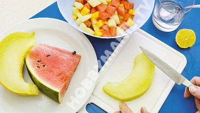 Pestrobarevný melounový dort, 4. Dužninu různých druhů melounu zbavenou slupek i jadérek nakrájejte na kostky, jež zakapete citrónovou šťávou a vodkou