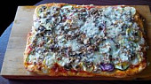 Pizza s cuketou, šunkou, žampiony atd...
