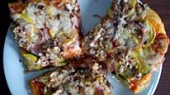 Pizza s cuketou, šunkou, žampiony atd...