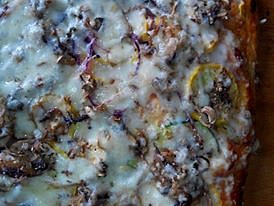 Pizza s cuketou, šunkou, žampiony atd...
