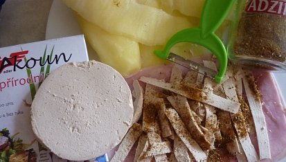 Plněný šunkový závitek zapečený v bramborových plátcích