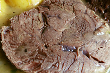 Pomalu vařená hovězí kližka s česnekovou omáčkou