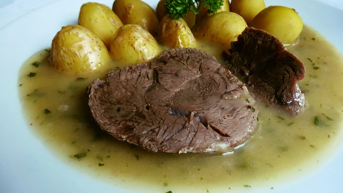 Pomalu vařená hovězí kližka s česnekovou omáčkou, Pomalu vařená hovězí kližka s česnekovou omáčkou