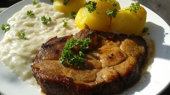 Přírodní krkovička s kedlubnovou omáčkou