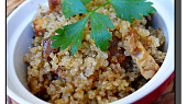 Quinoa se sušenými houbami