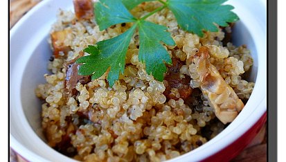 Quinoa se sušenými houbami