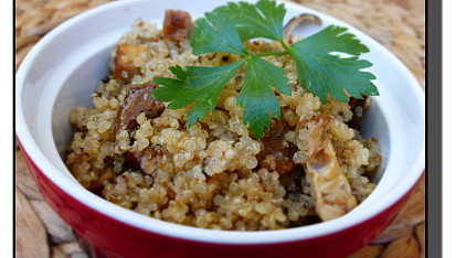 Quinoa se sušenými houbami